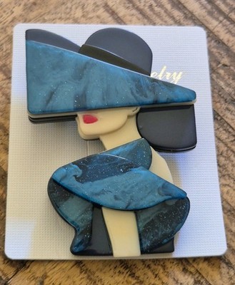 Moderne Arcryl Handarbeit BROSCHE blau Art Deco großer Hut Dame Glitzer klassisch neu