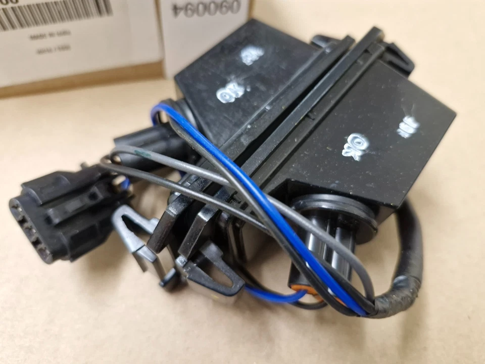 Hyundai i20 MK3 Rear Bumper Number Plate Light Set 92501Q0000 2021-on Genuine - Image 4 of 4