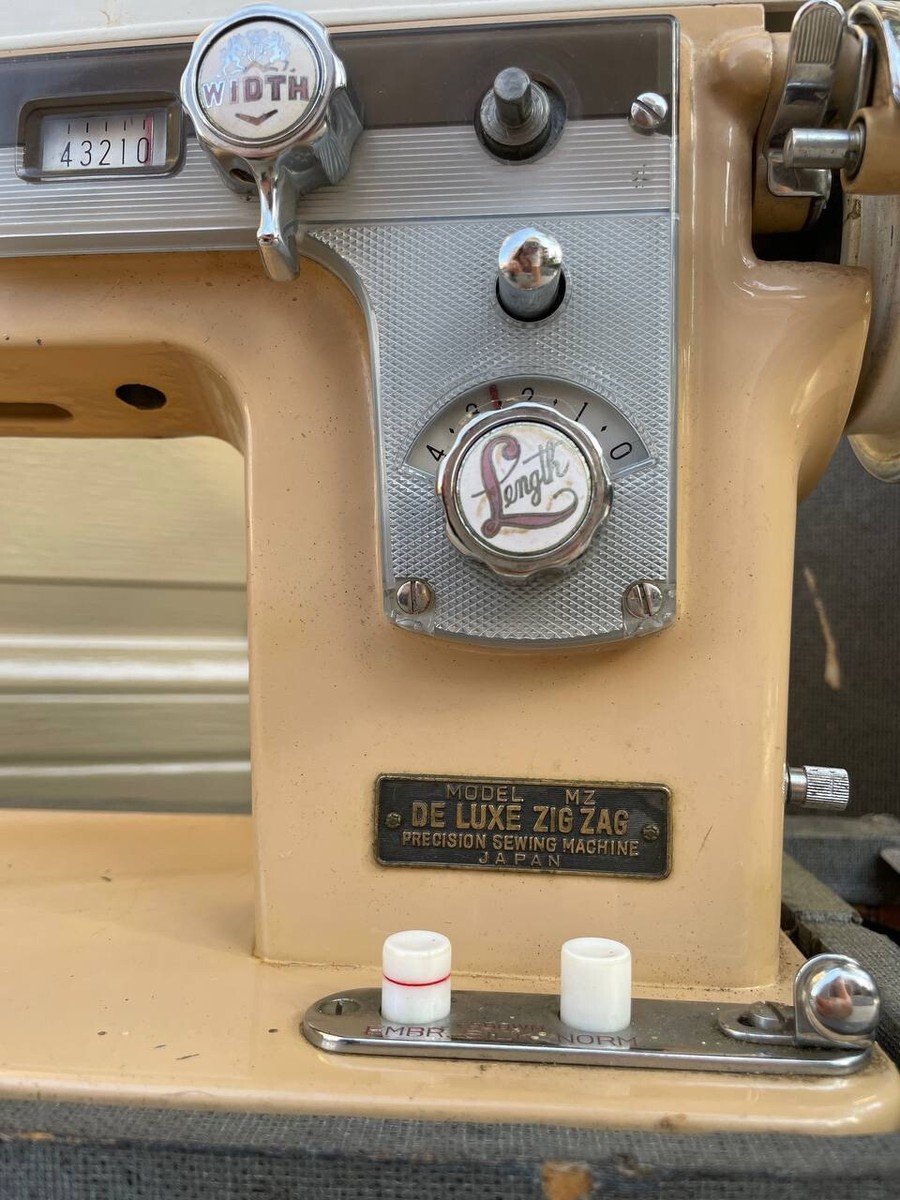 Vintage Sewing Machine Universal Zig Zag De Luxe Model MZ Vintage Sewing Machine Universal Zig Zag De Luxe Model MZ