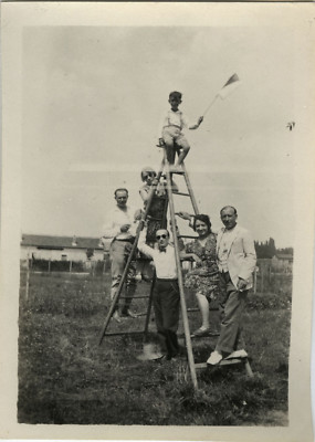 OLD PHOTO - VINTAGE SNAPSHOT - CURIOSITY GROUP SCALE JOKE FUNNY GAG
