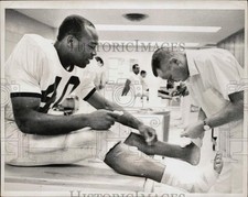 Foto de prensa 1968 Purdue estrella de fútbol Leroy Keyes tiene tobillos grabados en Lafayette