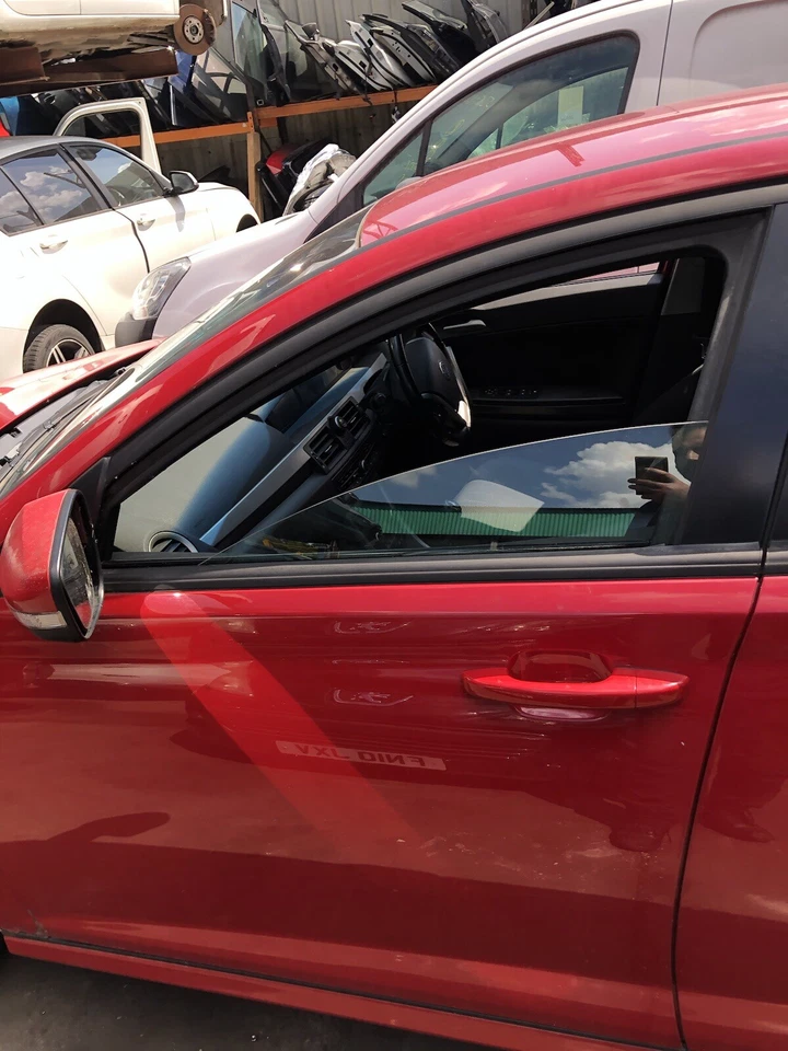 MG MG6 2014 FRONT DOOR PASSENGER LEFT SIDE WITHOUT MIRROR IN RED - Image 3 of 3
