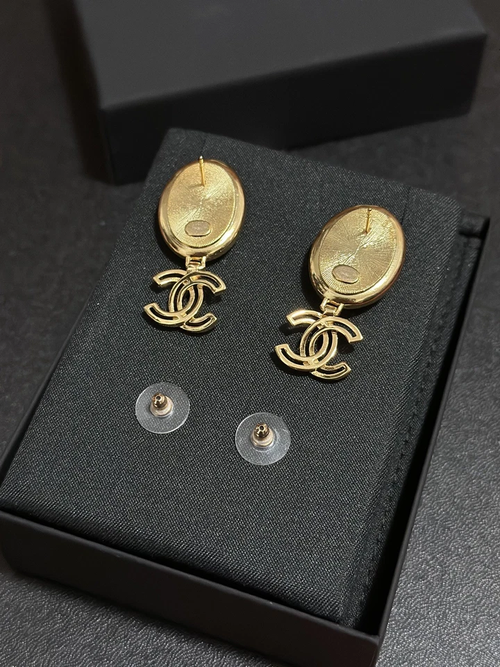 Pendientes colgantes Chanel de metal borgoña oro CC Foto 4 de 4