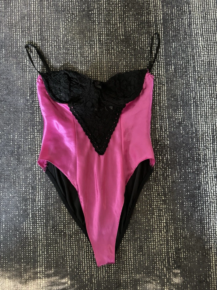 Sujetador con aros de encaje rosa negro de colección años 80 lencería body entrepierna a presión Foto 2 de 4