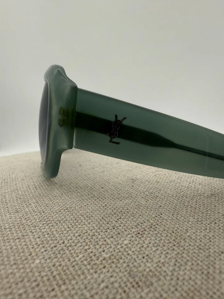 Anteojos Yves Saint Laurent, montura verde Foto 3 de 4