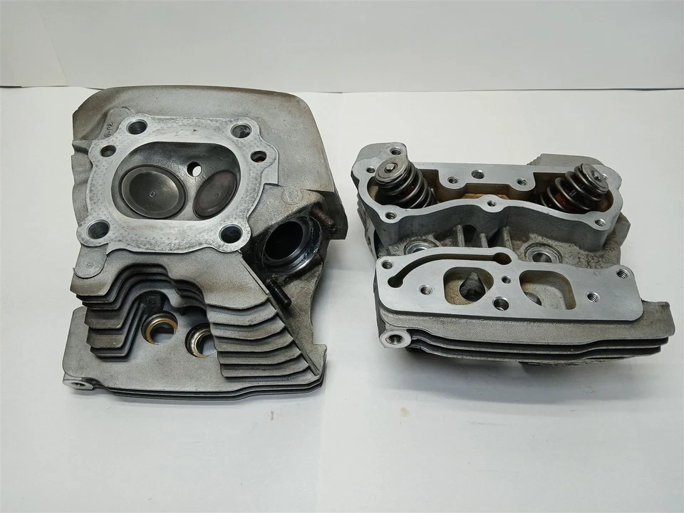 2004 Harley-Davidson FXSTI Softail Cylinder Heads 16723-99 16725-99 Foto 2 de 4