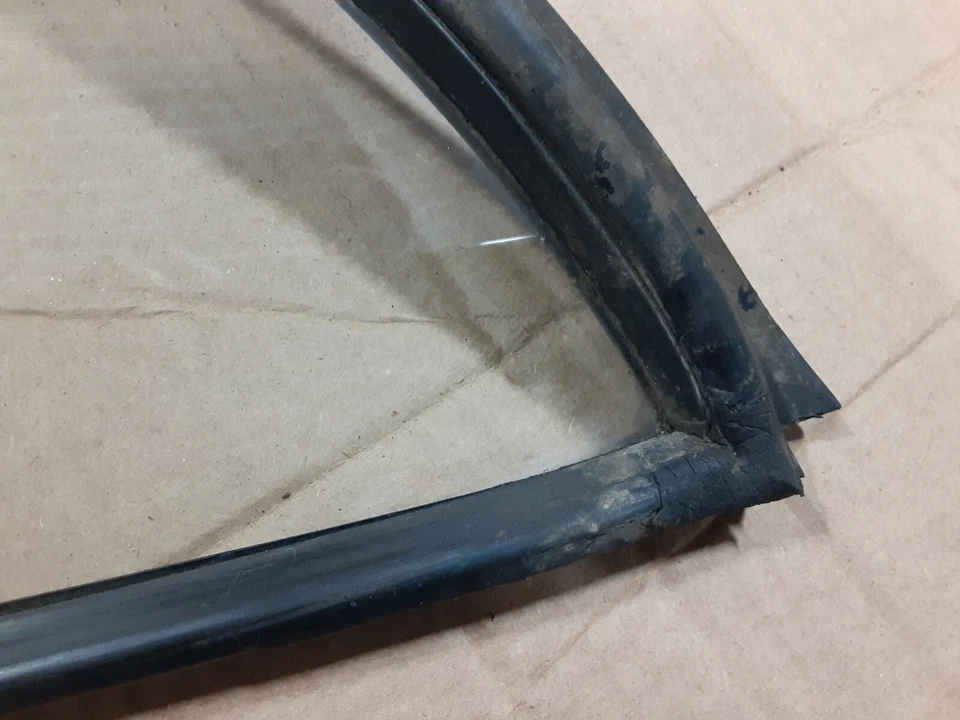 Studebaker 1952 techo rígido Champion & Commander ventana trasera derecha Foto 4 de 4