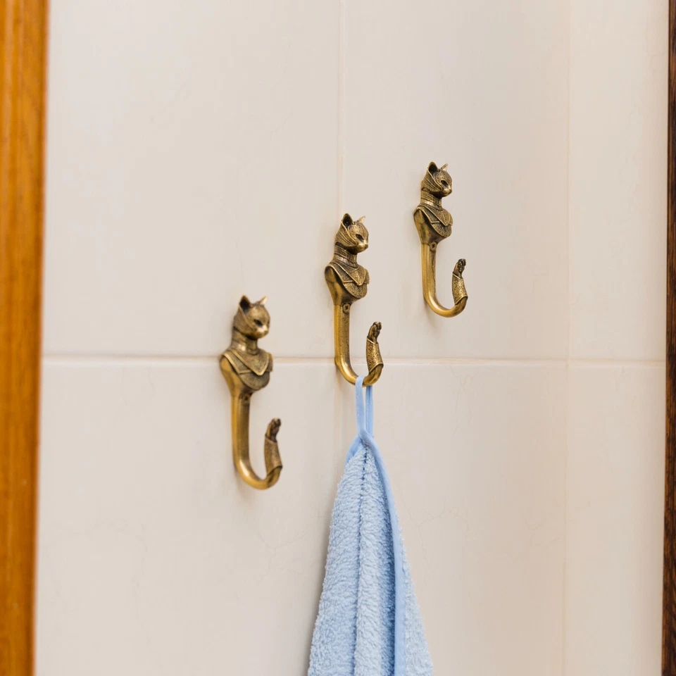 Wall hook in the shape of a cat in armor. Sturdy brass wall hanger. - Image 4 of 4