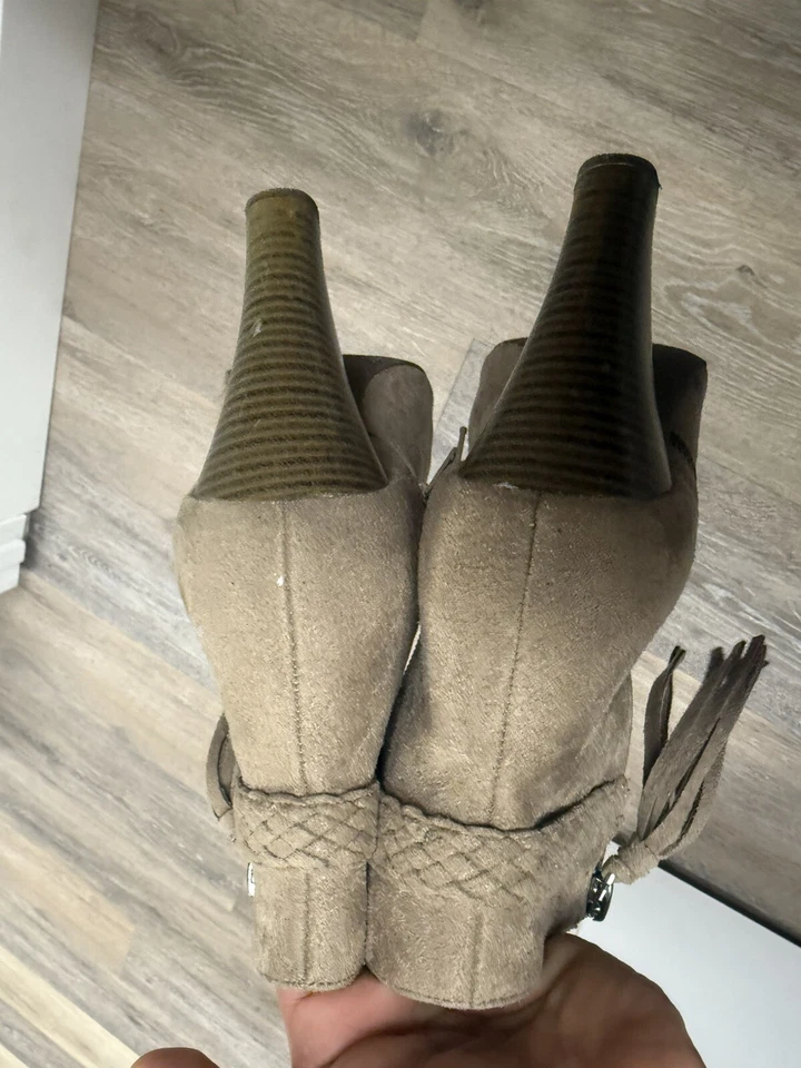 Tacón de cuña con cremallera A.N.A beige liso talla 9,5 M punta cerrada gamuza flecos acento Foto 4 de 4