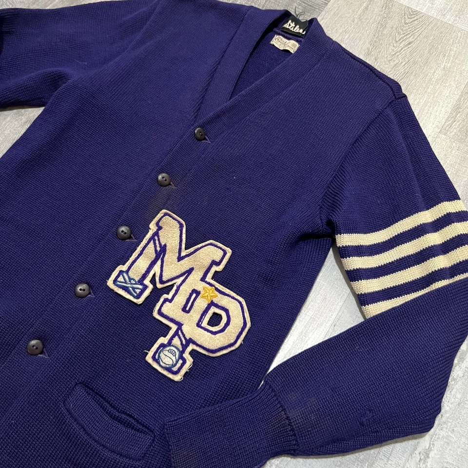Cardigã vintage anos 50/60 Chick Chester Sportswear MP Varsity malha lã roxa - Imagem 2 de 4