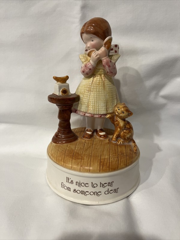 Vintage 1974 Holly Hobbie Music Box Make Someone Happy Phone Cat Works