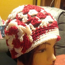 Czapka damska w stylu beanie ręcznie szydełkowana CZERWONA BIAŁA Kwiat BOŻE NARODZENIE Ręcznie robiona NOWA