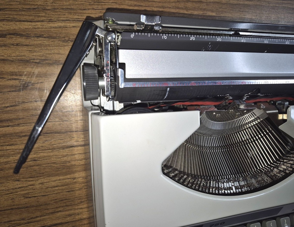 VINTAGE SILVER REED TYPEWRITER 750 -SEIKO- MADE IN JAPAN