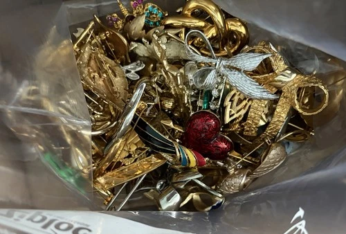 ~1.8  lbs Vintage/Modern Costume Jewelry-Brooches/Pins Lot  (Signed/Unsigned)
