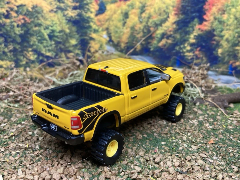 Camión Ram Rebel 1500 2023 elevado 4x4 1/64 diecast personalizado auto camioneta Dodge World Foto 3 de 4