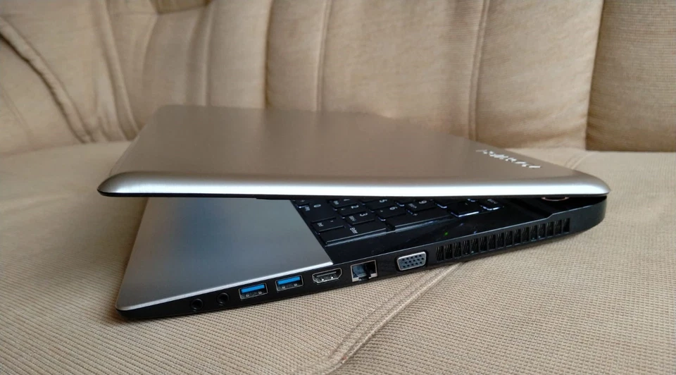 Toshiba Satellite S70-B- 17,3" FHD/i7/ 16GB RAM/ NVIDIA R9 M265X/1 TB - Bild 2 von 4