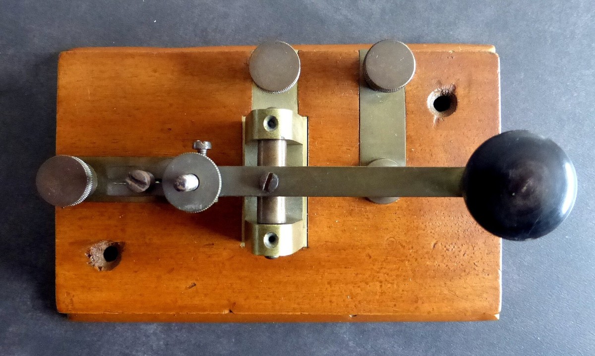 Ancienne clé télégraphique, code morse laiton sur socle bois