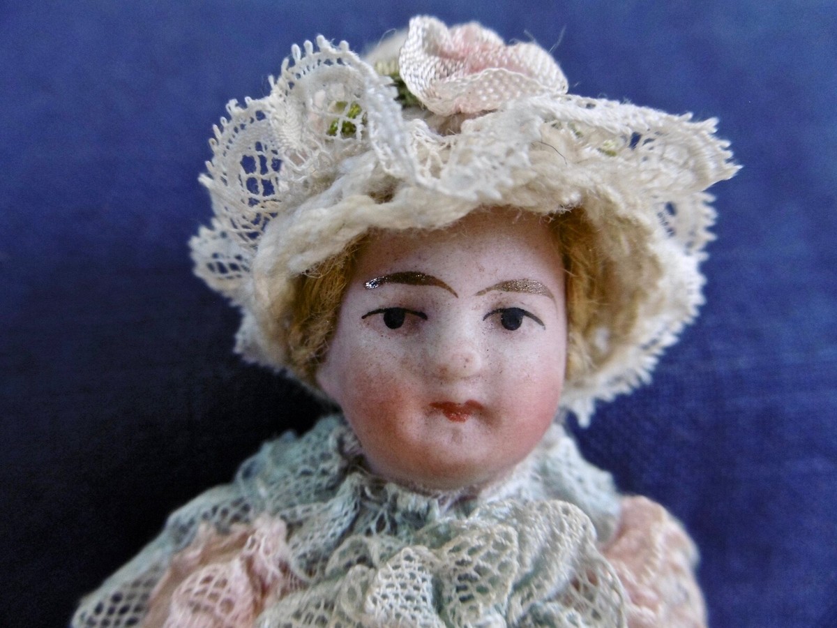 Mignonnette Ancienne En Biscuit - 9,5 Cm - Poupée Bouche Fermée - Collection