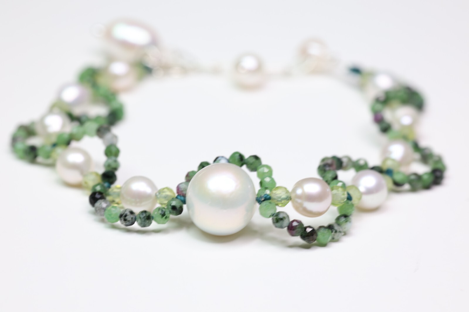 Bracelet émeraude et perle d'eau douce en argent pour sublimer vos tenues d'été