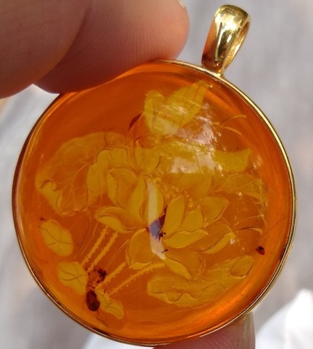 Vtg AMBER WATER LILY FLORAL INTAGLIO PENDANT 18k Yellow Gold Bezel 750 European