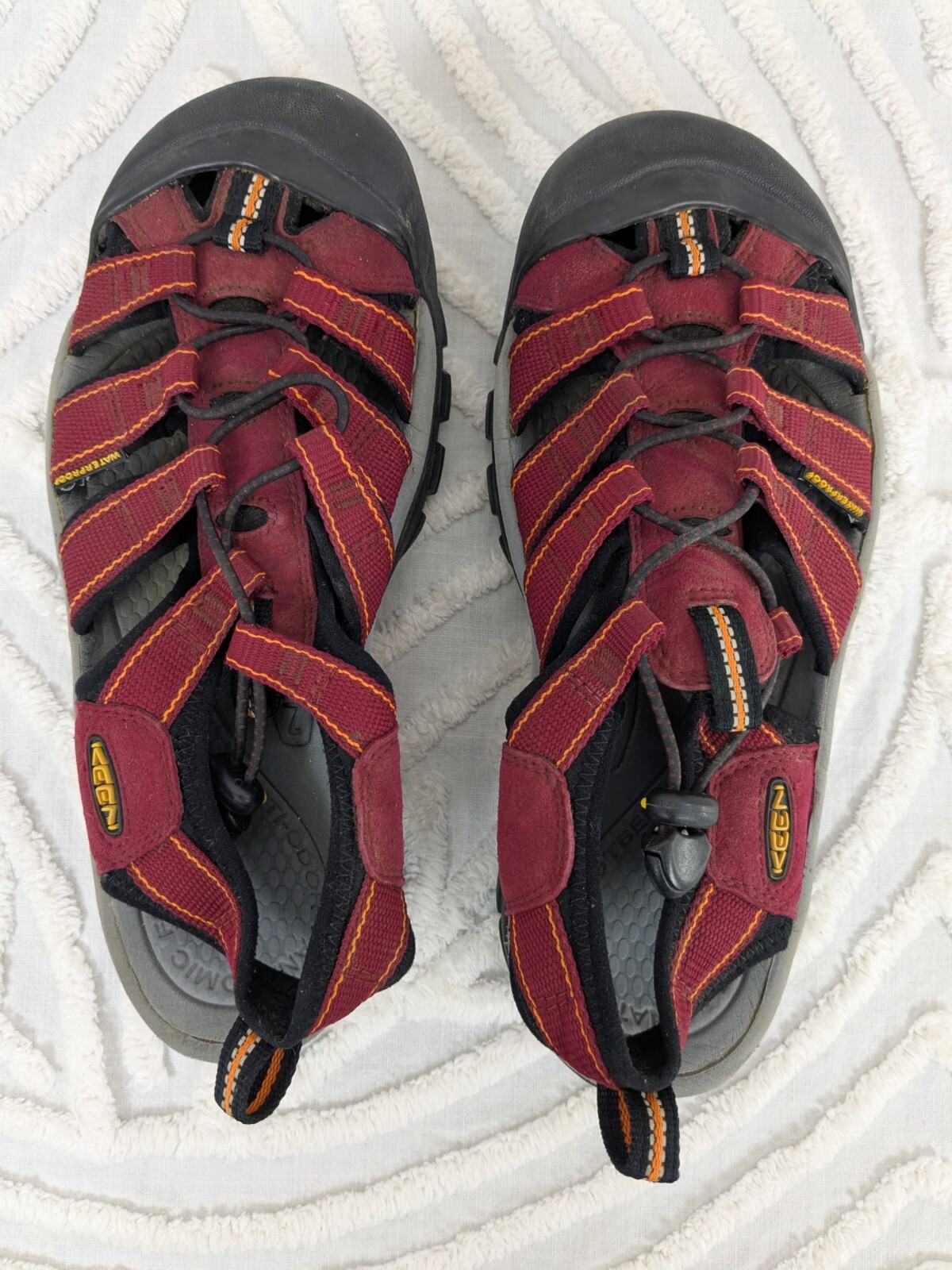 Scarpe sandali da donna Keen escursionismo Newport H2 acqua taglia US 7 rosso scuro e grigio