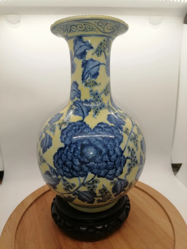 Jarrón floral chino vintage amarillo esmaltado azul y blanco con base de madera tallada Foto 3 de 4