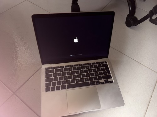 Apple MacBook Air 13" (256GB SSD, M1, 8GB) Laptop - Argento - MGN93T/A... - Foto 5 di 6
