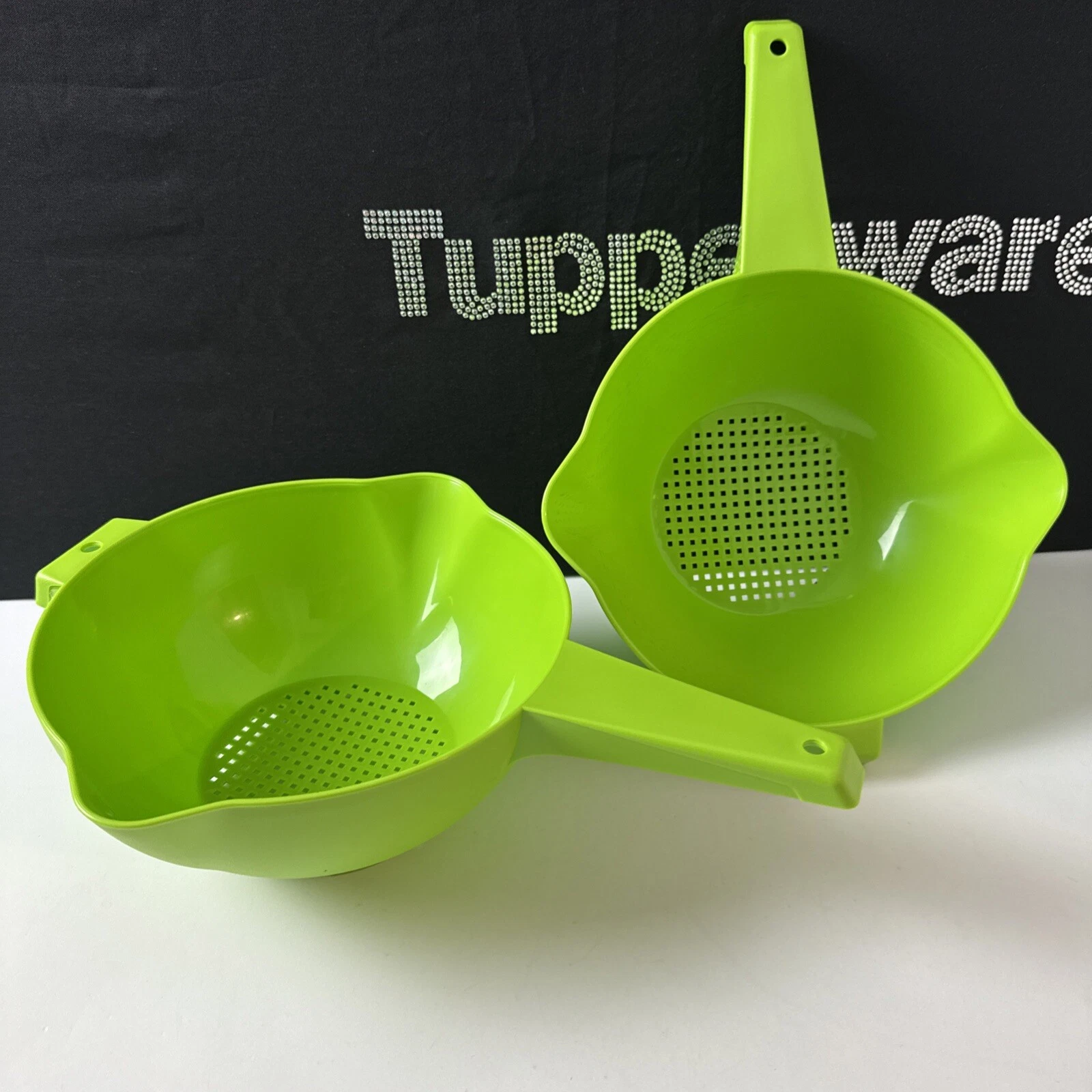Tupperware Colander 2qt Double Pouring Spouts Green Hole Hook Hanging 2qt Set !