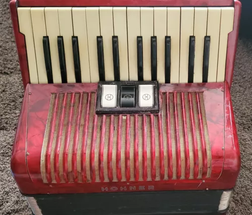 Hohner Student IVM 32 Bass Accordion