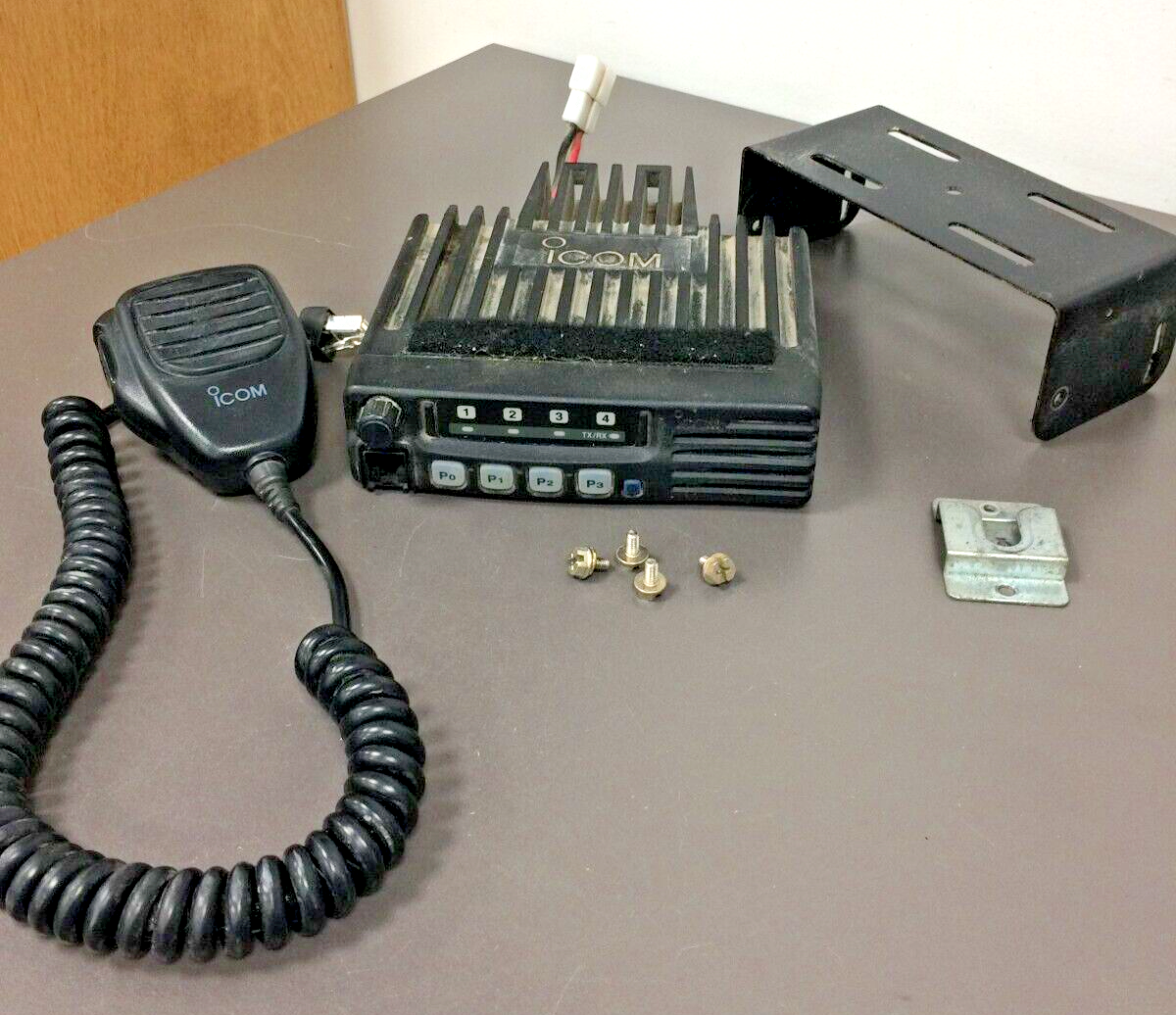 Used, ICOM IC-F221S, UHF 440-490 MHz, 8 CH, Mic, Mount
