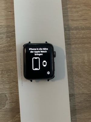 AppleWatch Series 3 42mm Aluminiumgehäuse-Space Grau mit Sportarmband in Schwarz