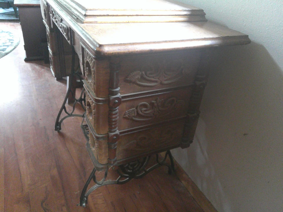 Treadle sewing machine late 1800's - Image 2 of 3