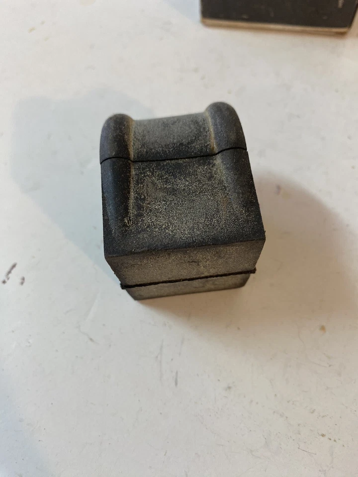 NOS Chevrolet K1500 K2500 Suburban Front Sway Bar Bushing GM 482331 - Image 4 of 4