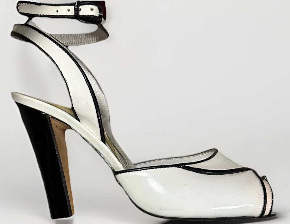 Bombas de salto Manolo Blahnik branco preto pétala biqueira aberta bloco Itália tamanho 5.5 - Imagem 2 de 4