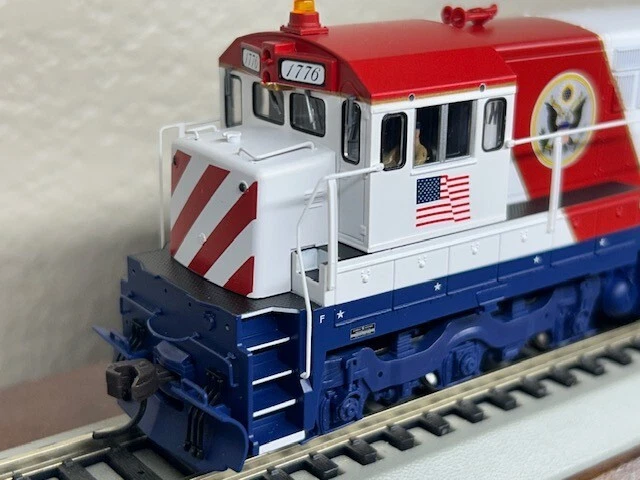 BURLINGTON NORTHERN U30C Bi-CENTENNIAL 1776 DC/DCC Ready " SILVER " HO Scale NEW - Image 4 of 4