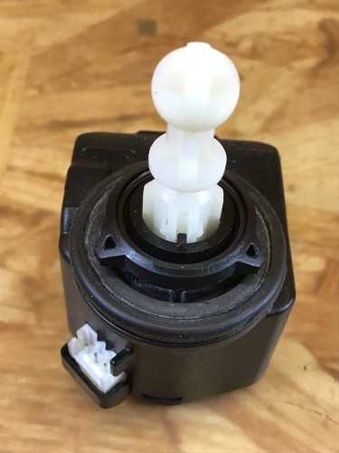 368887 Stellmotor Scheinwerfer links AUDI A6 (4F, C6) 00883000