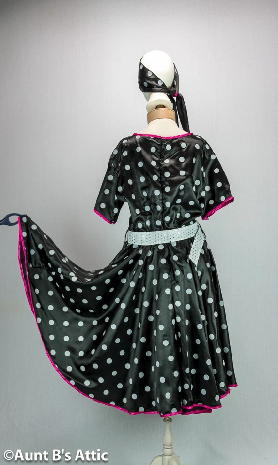 Fantasia de vestido de dia de bolinhas dos anos 50 3 peças preto e branco cetim poli cinto e faixa para a cabeça - Imagem 3 de 4
