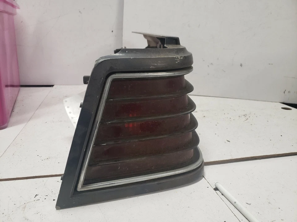 Luz trasera izquierda Pontiac 6000 1983 Foto 4 de 4