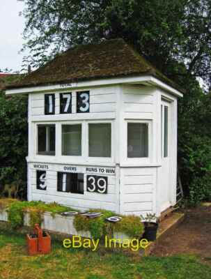 Foto 6x4 Feckenham Cricket Club - die Scorebox Der Cricketplatz ist aus c2011