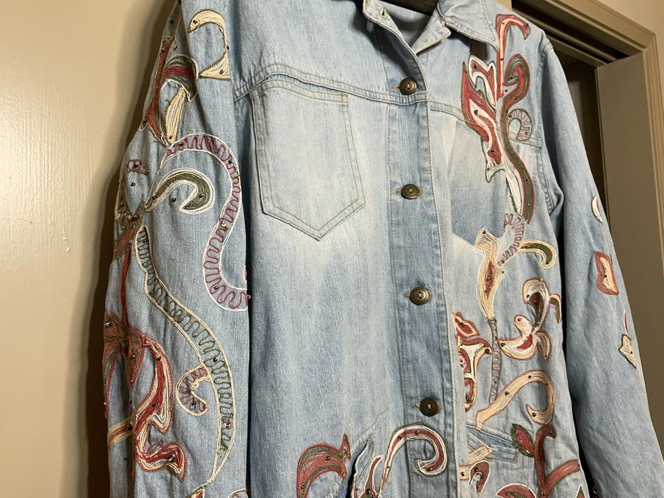 Jaqueta jeans ERIK STEWART VINTAGE BORDADA FEMININA TAMANHO 3 DESGASTADA 1890-1990’S - Imagem 4 de 4