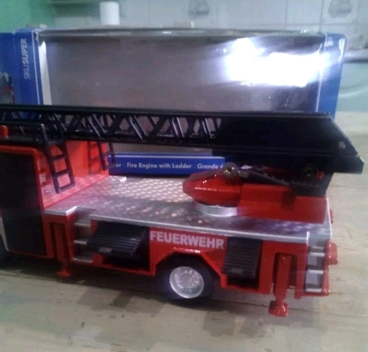Siku Super 1:50 Art 2106 Feuerwehr Mercedes Ateco Fire Engine With Ladder - Immagine 4 di 4
