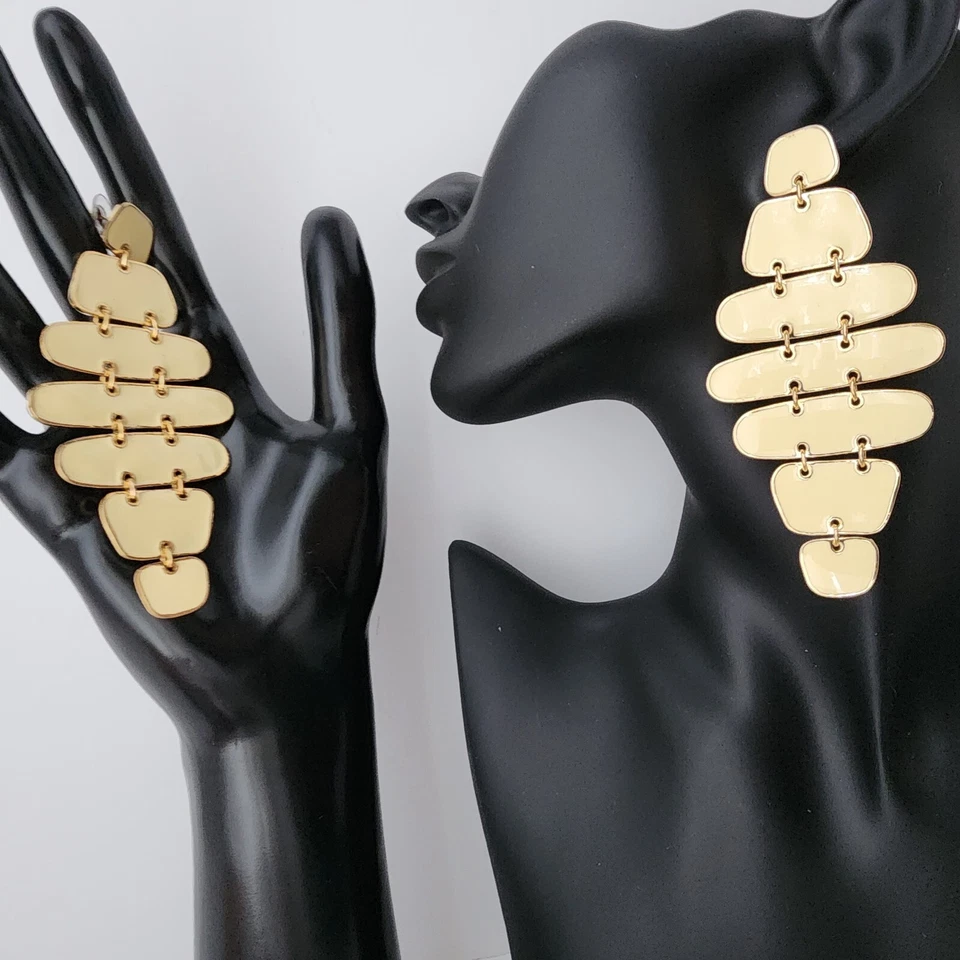 Pendientes Amrita Singh con bisagras en cascada tono dorado perforado esmalte crema Foto 2 de 4