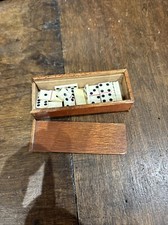 ancien tout petit jeu de dominos dans la boite