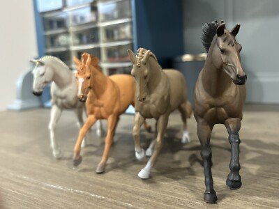 Safari Ltd hanoverian, Trakehner Stallions & Mares Lot Of 4 Figures