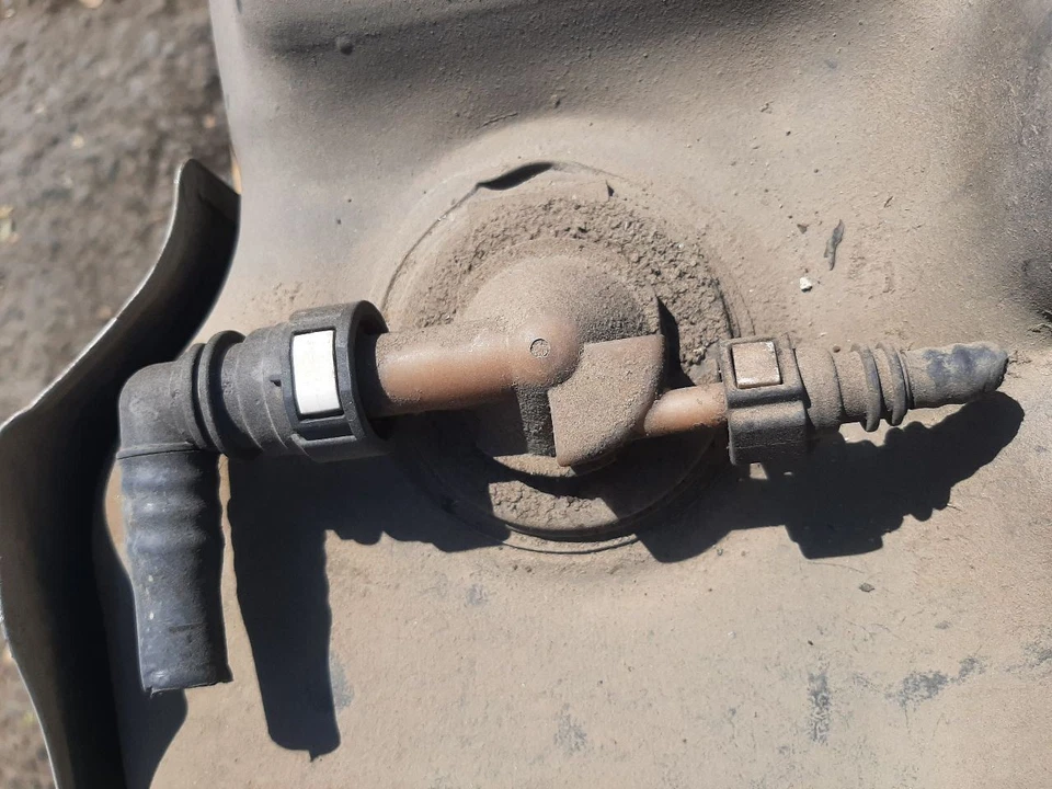 2004-2005 GMC CANYON Fuel Tank EXT CAB 3.5L V5 19.6 gallon 15239258 - Image 3 of 4