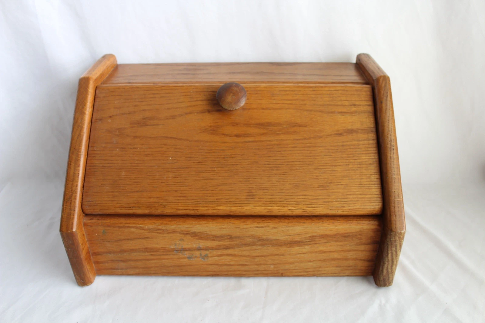 Vintage MCM Wooden Bread Box Bread Bin Cottage Core Granny Style 16”Wx10”Hx9”D
Opens in a new window