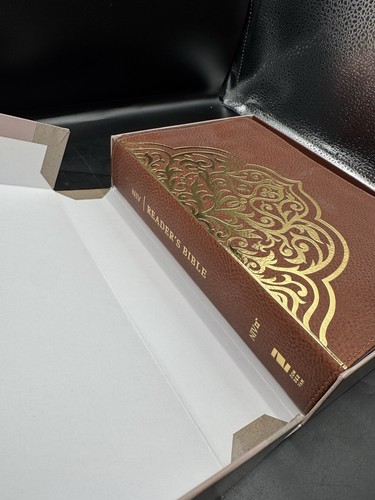 NIV, Reader's Bible, Leathersoft, Brown: Designed for a Seamless Reading Experi - Picture 6 of 8