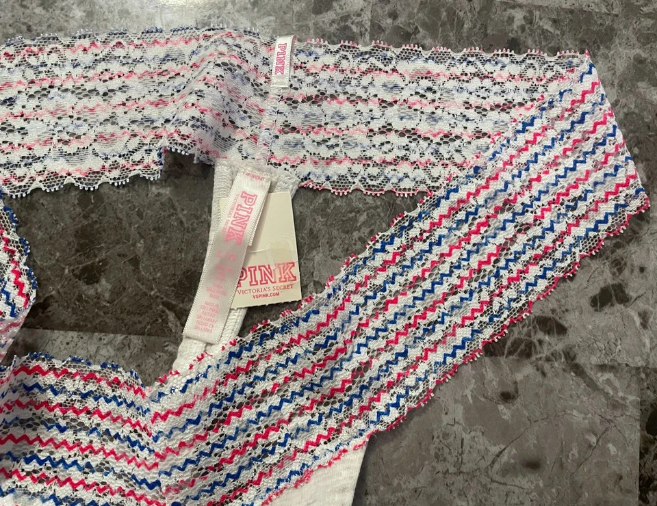 CALCINHA TANGA RARA NOVA COM ETIQUETAS VICTORIA'S SECRET ROSA L CINZA VERMELHO AZUL ZIGUEZAGUE FAIXA DE RENDA - Imagem 2 de 3