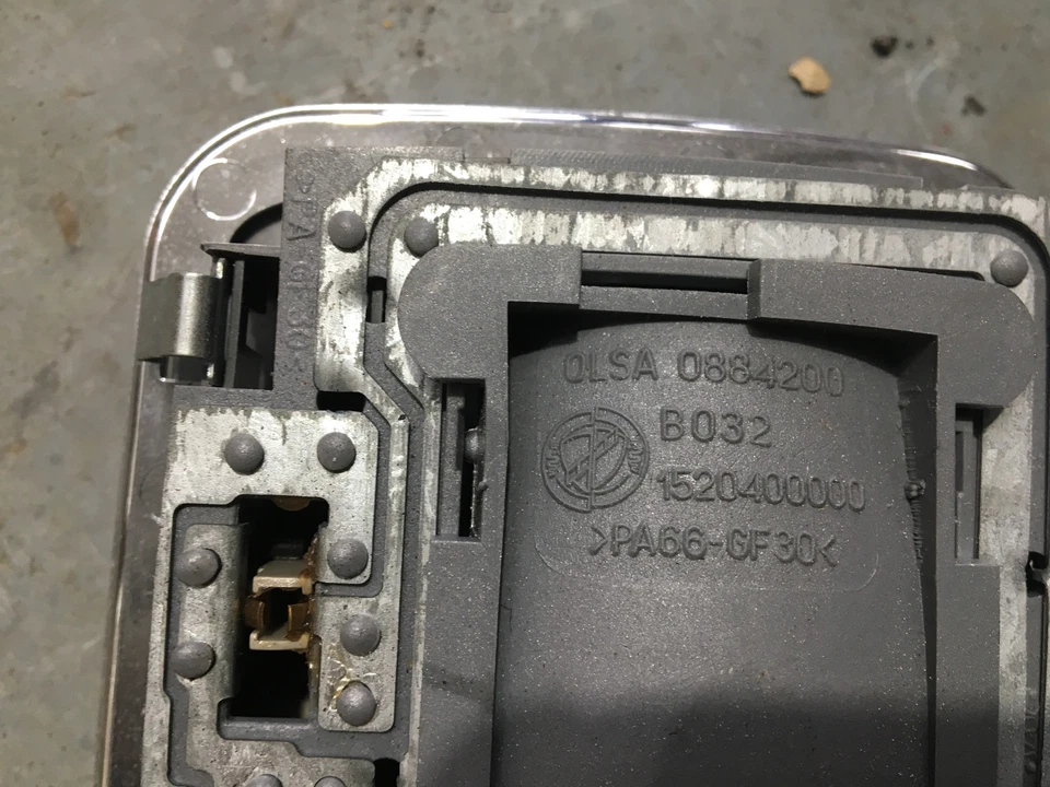 Alfa Romeo GT 3.2 V6 interior light 2010 car - image 3 of 3