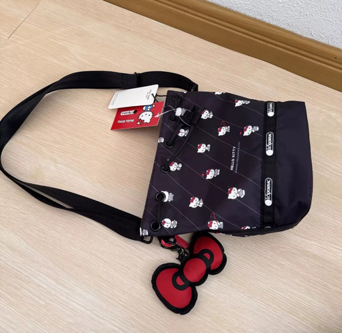 Lesportsac x Hello Kitty Small Drawstring Crossbody - Black Multicolor - Bild 1 von 7